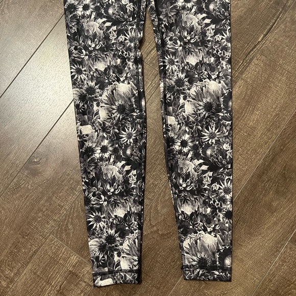 Lululemon Wonder Under Floral tights - Picture 5 of 13